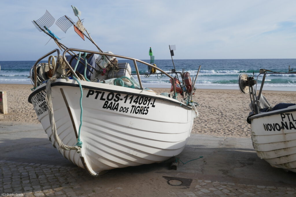 Fischerboote am Strand von Salema