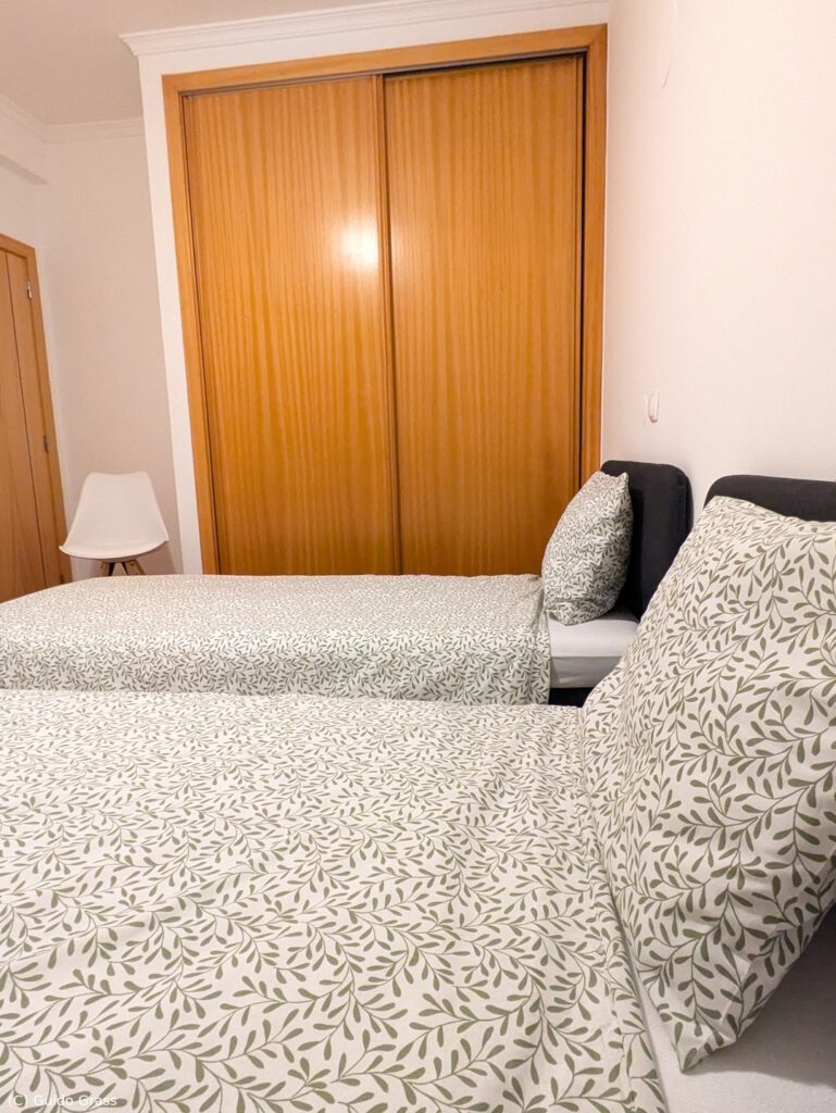 Büro-/Schlafraum (Betten und Wandschrank)