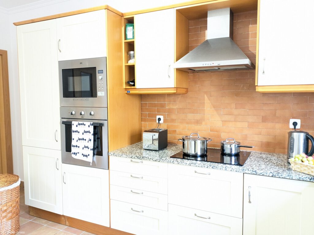 Küche (Blick auf Kühlschrank, Ofen und Kochfeld)