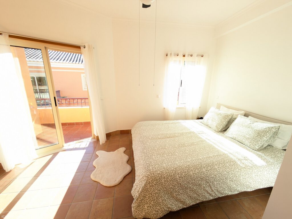 Schlafzimmer mit Doppelbett