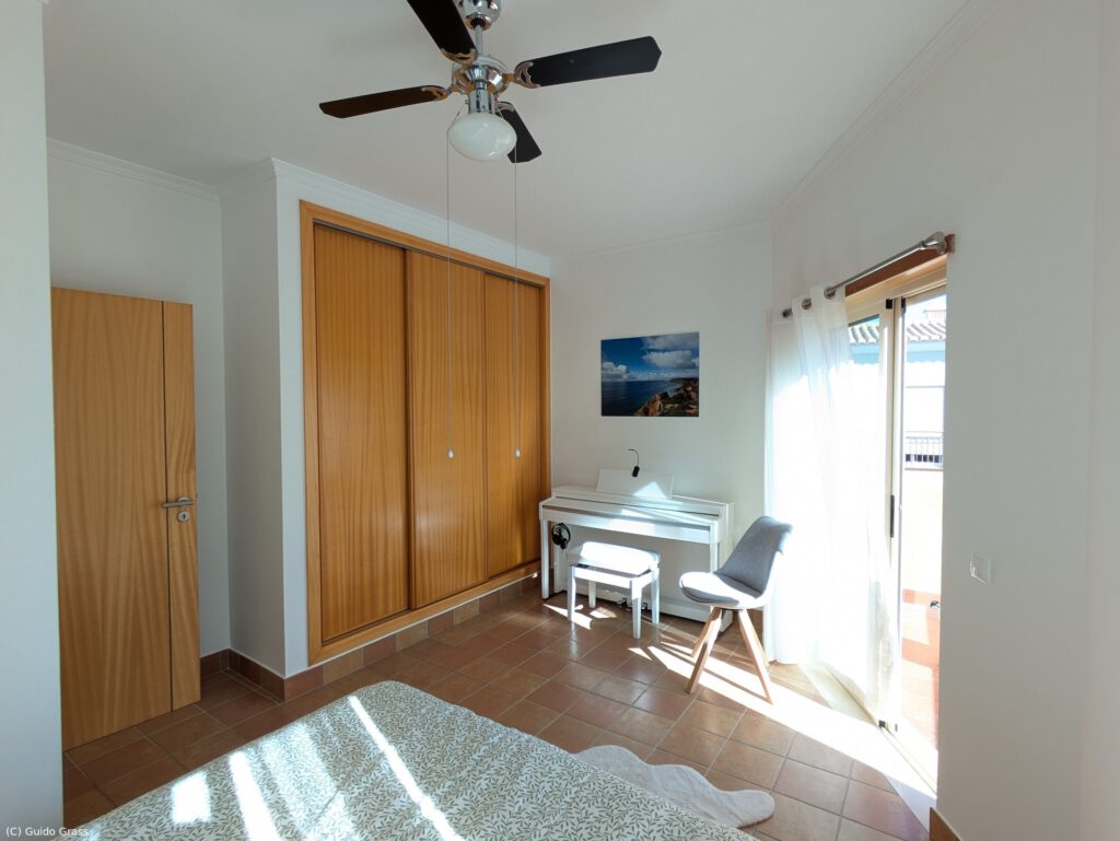 Wandschrank und E-Piano im Schlafzimmer